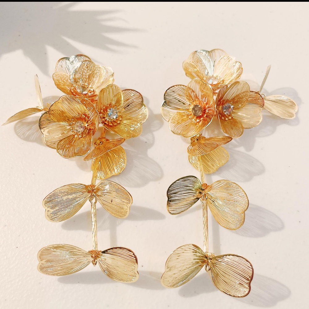 Princess Kate Earrings Gold Floral Statement Earrings New!!! - Picture 3 of 10